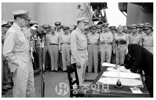 더글라스 맥아더 장군 앞에서 항복문서에 서명하는 시게미쓰 마모루(사진출처=미 육군 소장).