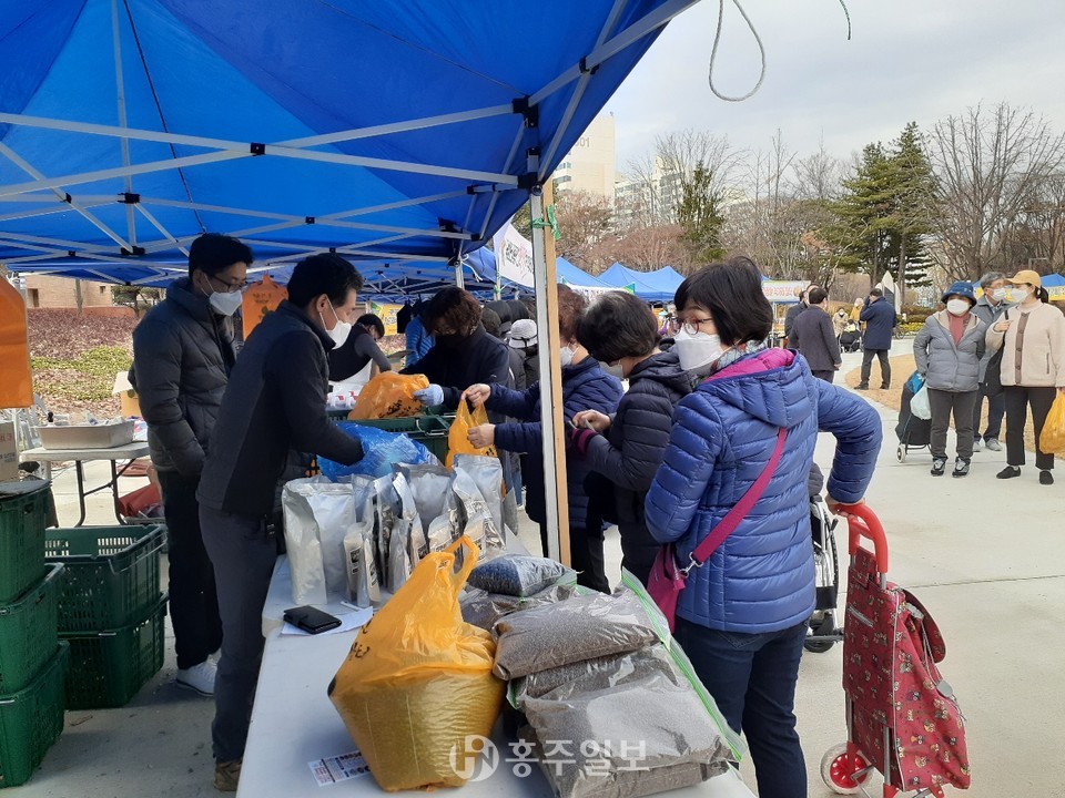 김장철 농‧특산물 직거래장터가 운영되고 있다.