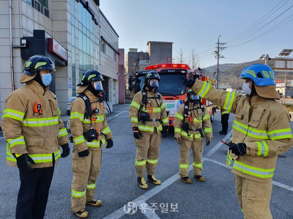 불시출동 훈련을 진행중인 홍성소방서 직원들.