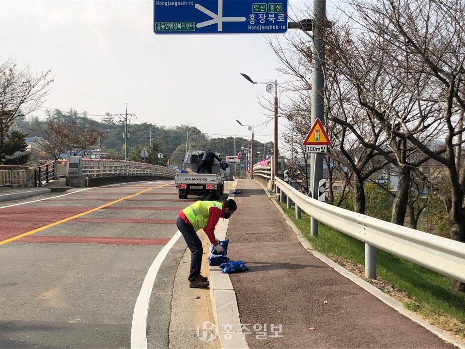 도로에 모래주머니를 배치하고 있다.