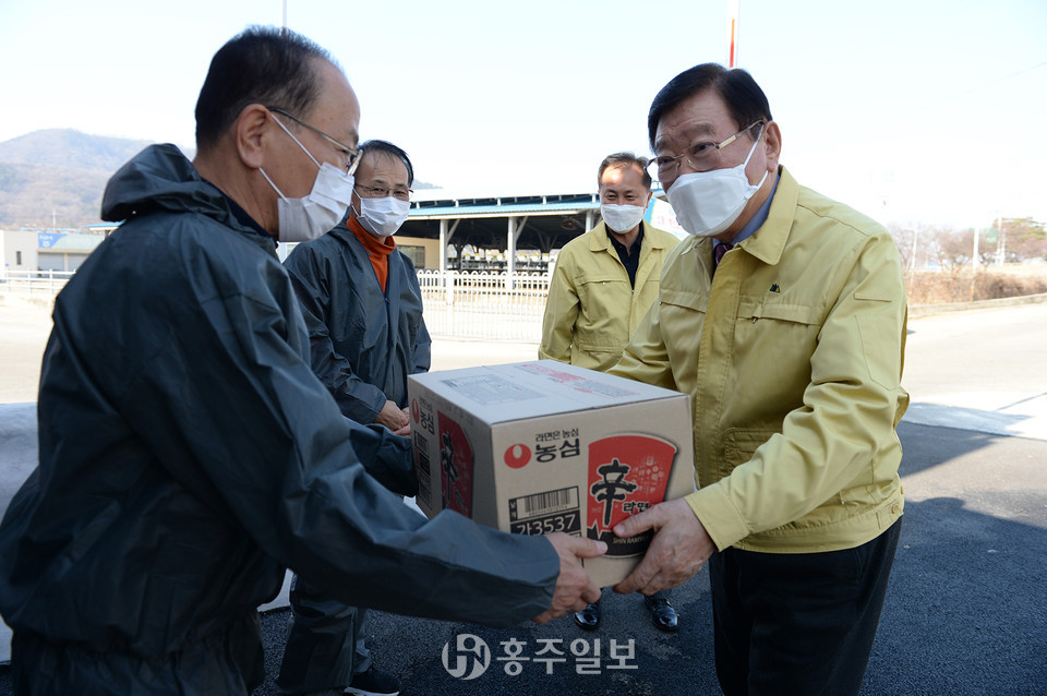 김석환 홍성군수가 설명절 간 근무자들을 격려하기 위해 거점소독시설을 방문했다.