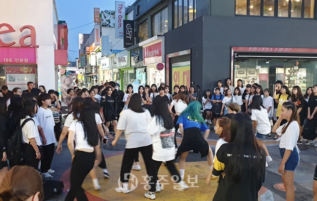 코로나19 바이러스 유행 전, 활력 있던 명동상가의 모습.