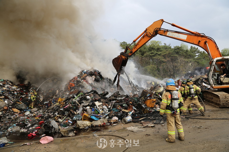 지난 23일 발생한 홍북읍 소재 폐기물종합처리장 화재현장.