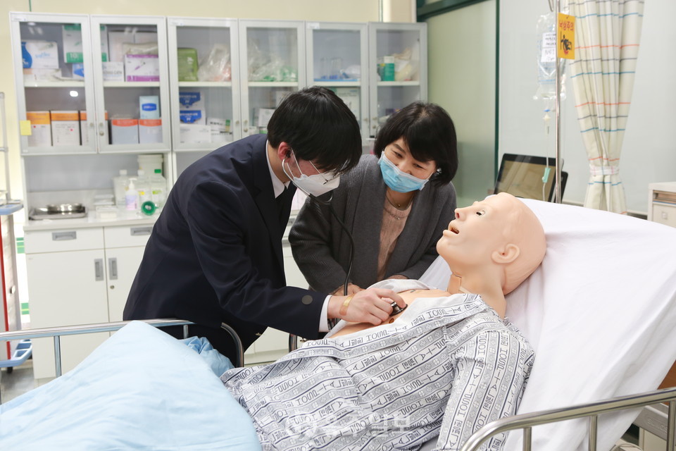 청운대에서 고등학생들을 대상으로 진행했던 간호실습체험.
