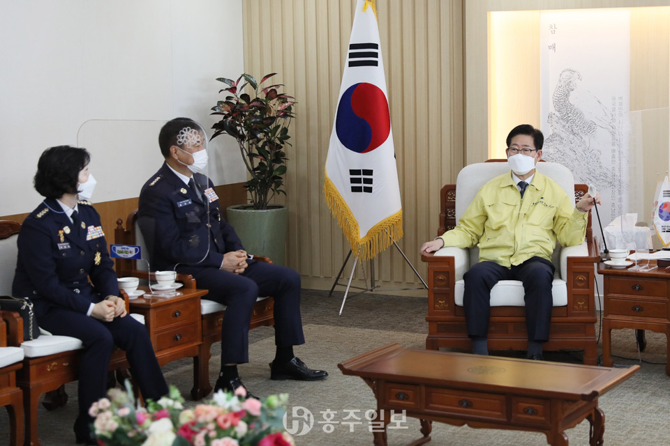 지난 3일 도청 본관 접견실에서 충남의용소방대연합회 류석만 연합회장(사진 가운데)과 박효숙 여성회장(사진 왼쪽)이 양승조 충남도지사와 함께 의용소방대 활성화 방안에 대해 논의하고 있다.