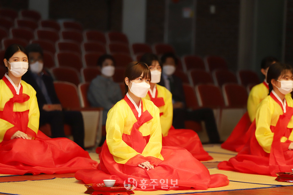 전통성년식에 직접 참여한 홍지영 청운대 학생.