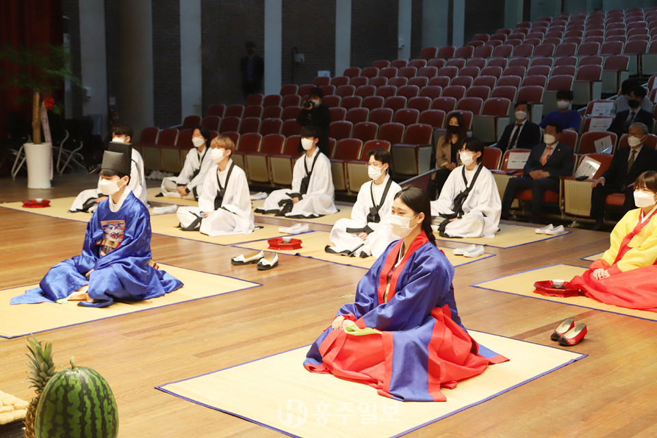 지난 17일 청운대학교 신애관에서 전통성인식이 치뤄졌다.