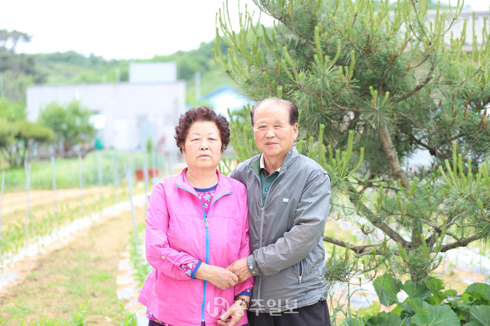 초등학교 검정고시 최고령 합격자 김광운 씨와 그의 아내 이월선 씨.