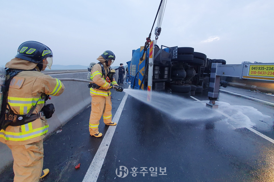 사고로 유출된 염산을 제거하기위해 소방관이 방제작업을 진행하고 있다.