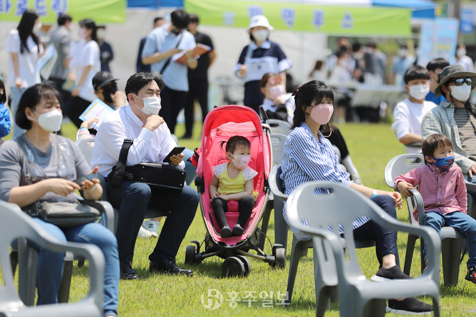 지난 22일 청소년의 날 식전 마술 공연을 보고 있는 주민들.<br>