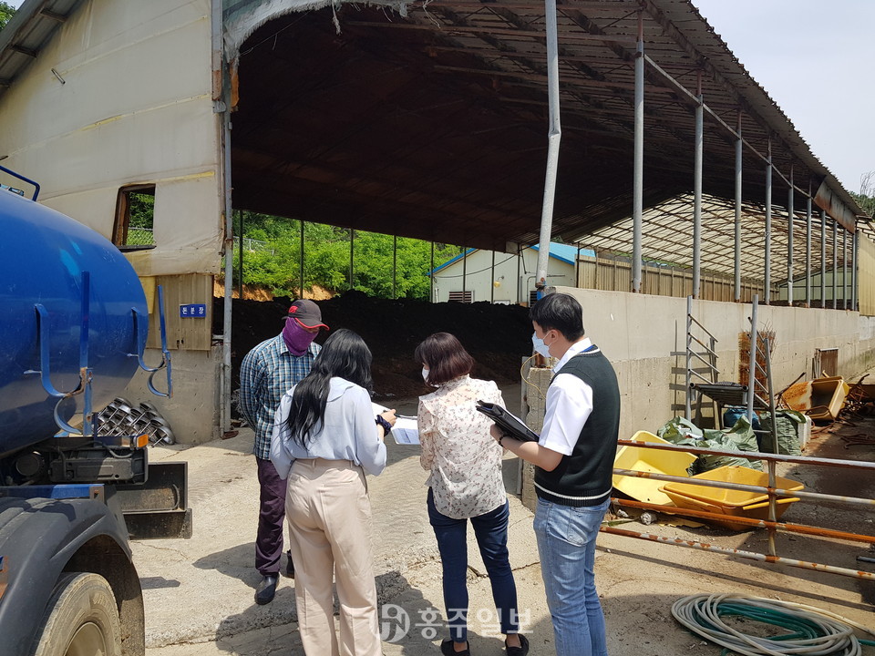 합동단속반이 가축분뇨 배출‧처리시설을 점검하고 있는 모습.