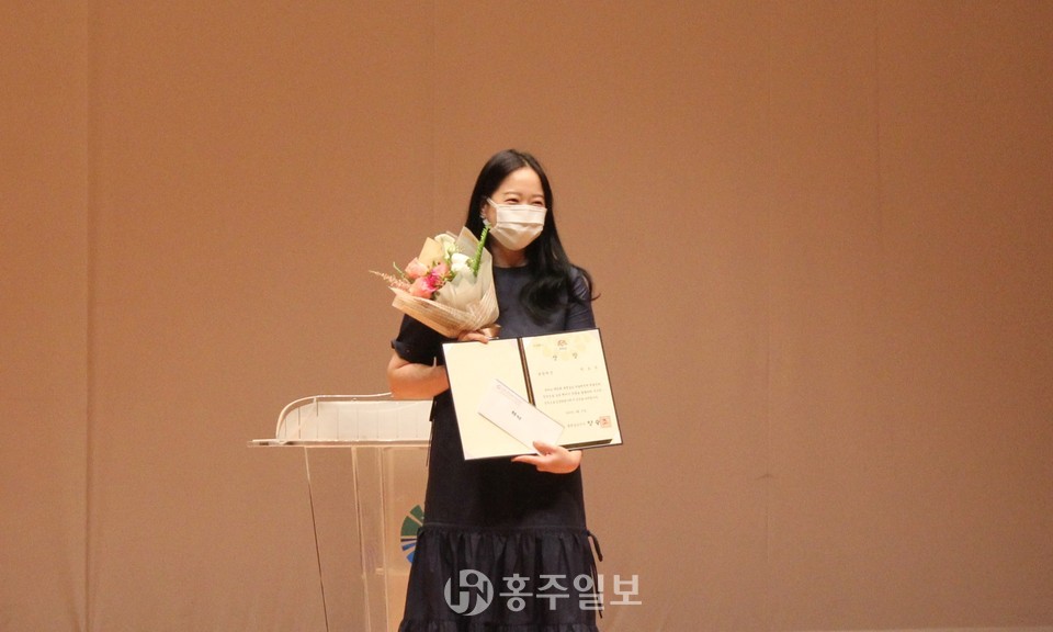 '바람의 메신저'로 올해 종합대상을 수상한 박도우 작가.