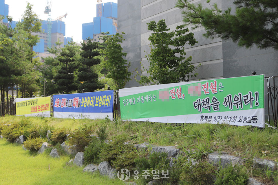 내포신도시 LH스타힐스 아파트에서 바라본 공공주택 공사 현장.