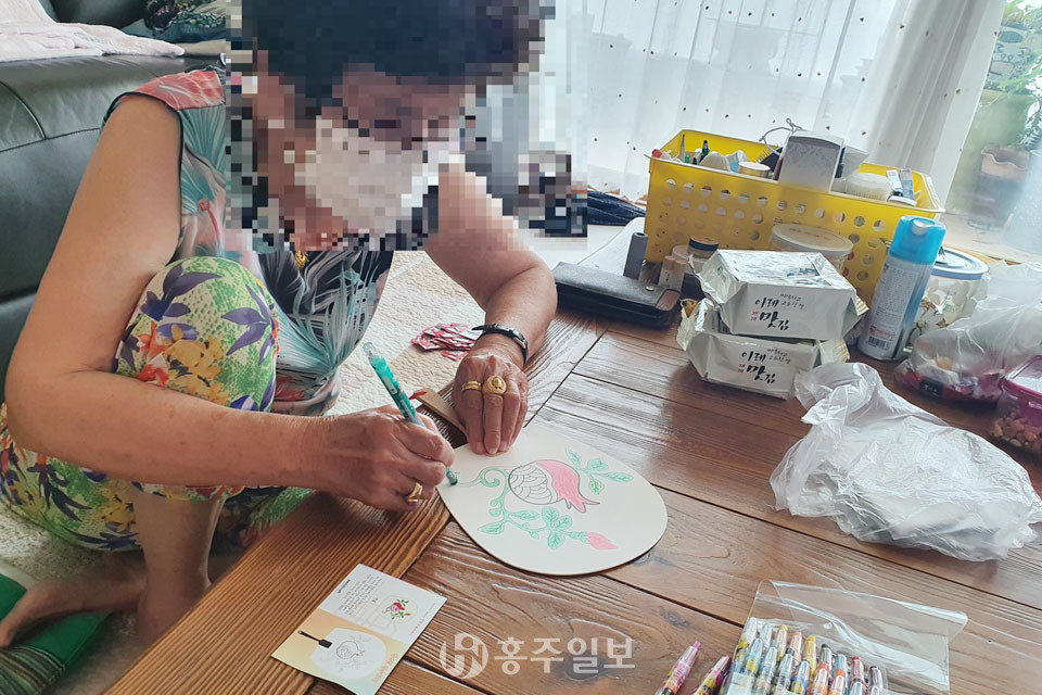 부채 만들기 활동 모습.