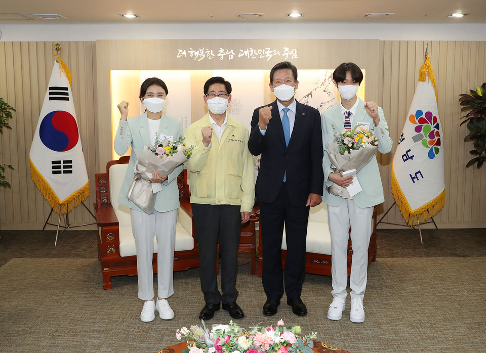 양승조 충남도지사가 2020 도쿄올림픽에서 값진 메달을 획득한 최인정 선수와 장준 선수를 초대해 성과를 축하했다. 왼쪽부터 펜싱 최인정 선수, 양승조 충남도지사, 김덕호 충남도체육회장, 태권도 장준 선수.