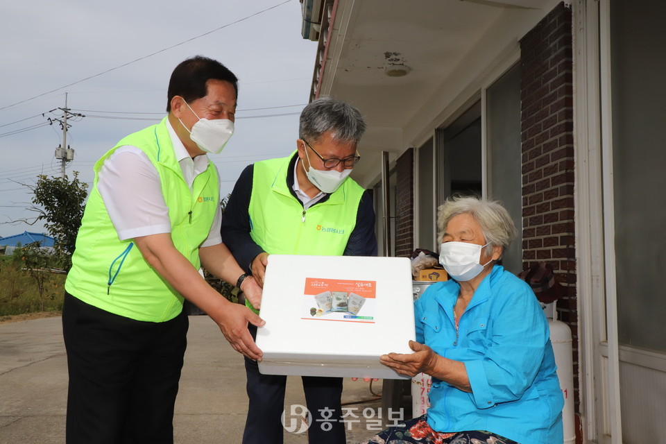 길정섭 충남세종농협 본부장(사진 가운데)과 장순찬 홍북농협 조합장(사진 왼쪽)은 추석명절을 맞아 홍북읍 양순애(86) 어르신 댁을 찾아 사랑의 송편을 전달했다.