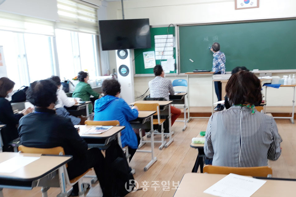 졸업을 앞둔 홍성여중 부설 방송통신중 3학년 학생들이 역사 수업을 듣고 있는 모습.