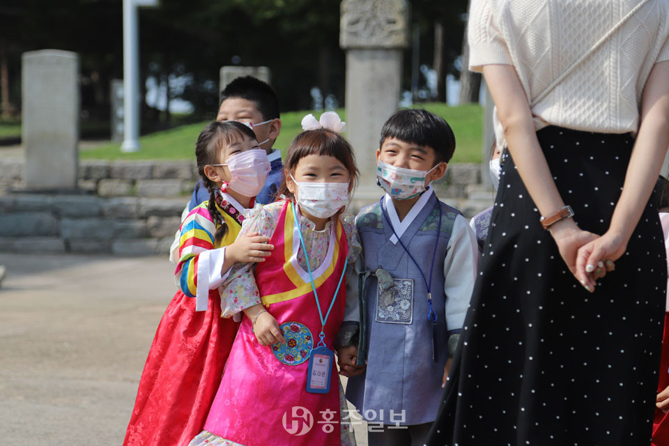 지난 1일 홍주읍성 남문에서 만난 한복을 입고 있는 아이들의 모습.