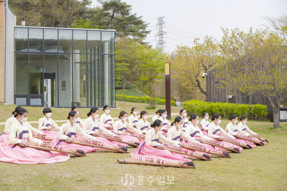 홍성여중 학생들이 1학생 1전통악기 교육 일환으로 진행되는 가야금 동아리 활동을 하고 있다.