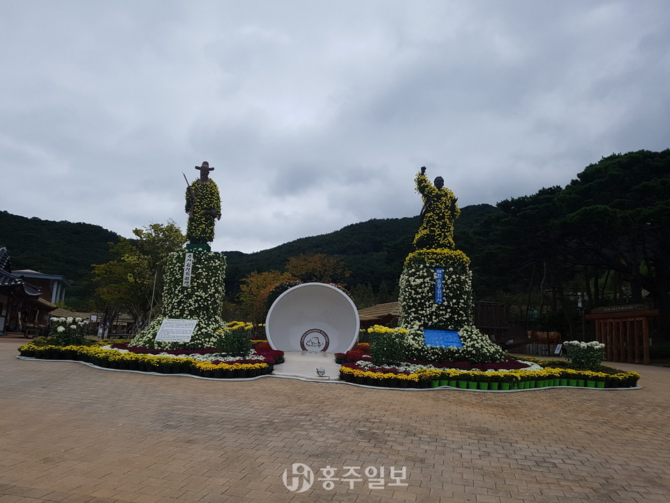 예산장터 삼국축제 내포보부상촌 국화전시 준비 모습.