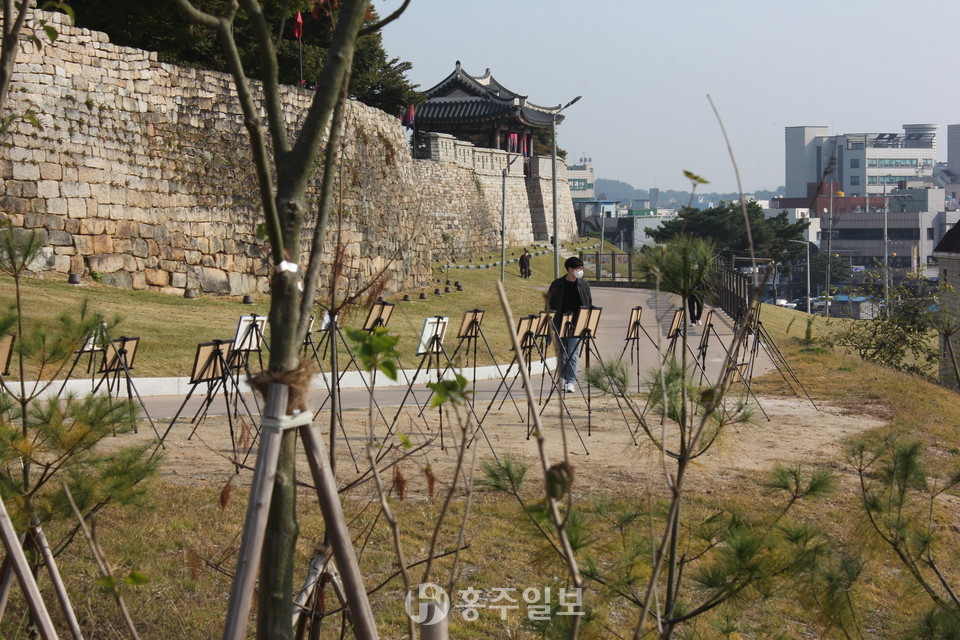 작가들의 작품이 전시된 산책로.