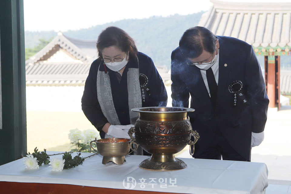 지난 25일 추모제에서 김을동 상임이사와 김석환 군수가 헌화와 묵념을 하고 있다.