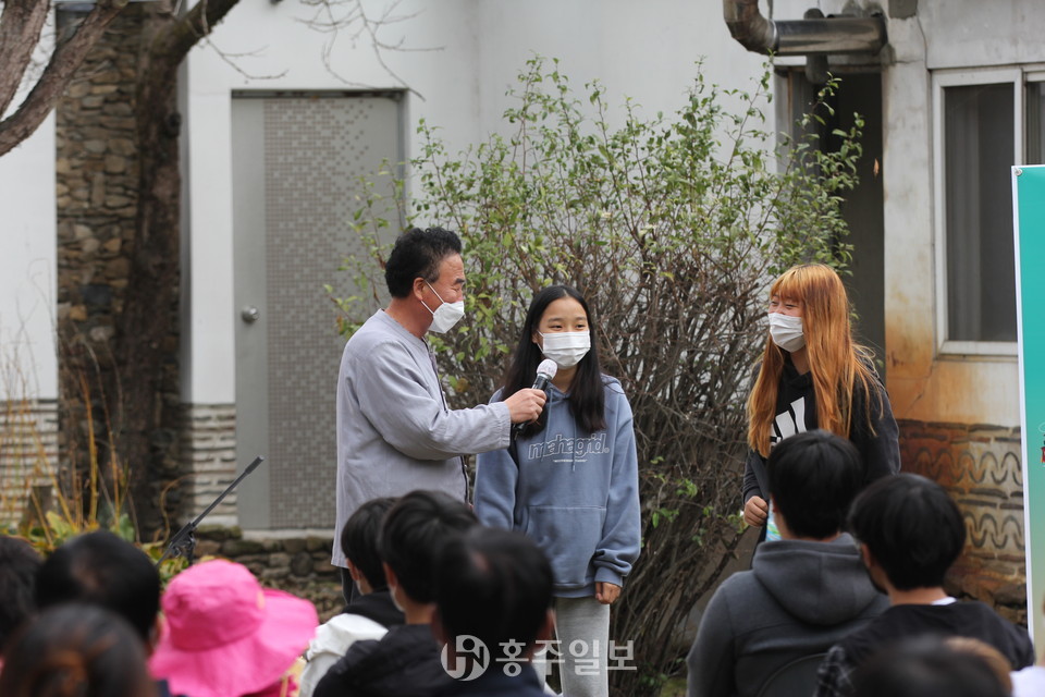 공연 중간 진행된 퀴즈 이벤트에서 정답을 맞춘 학생들이 인터뷰를 하고 있는 모습.