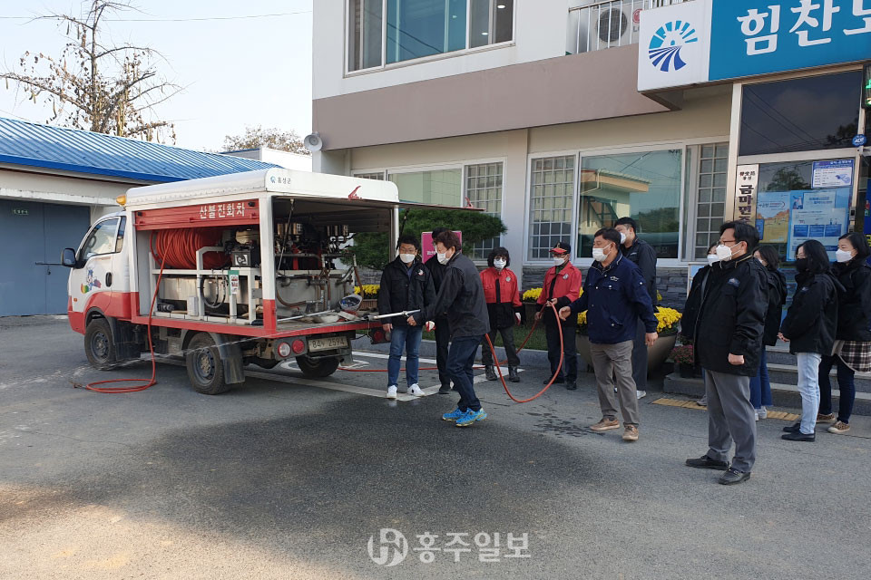 산불진화차량 장비 사용 교육을 받고 있는 공직자들의 모습.