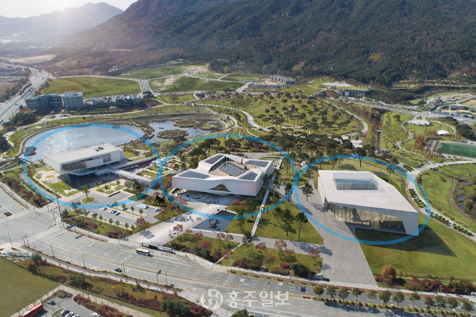 지난 2018년 개관한 충남도서관(왼쪽 원)과 오는 2024년 개관을 앞둔 충남미술관(가운데 원) 옆으로 2025년 준공을 목표로 추진 중인 도립 문화의 전당(오른쪽 원)의 가상 조감도.