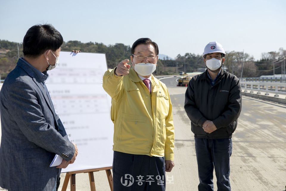 내포첨단산업단지 진입도로 공사현장을 방문했던 김석환 군수의 모습.