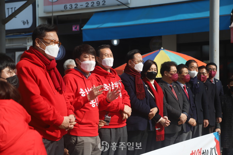 지난 11일 이준석 당대표(사진 왼쪽에서 3번째)는 홍성전통시장을 들러 국민의힘 정책을 홍보했다.