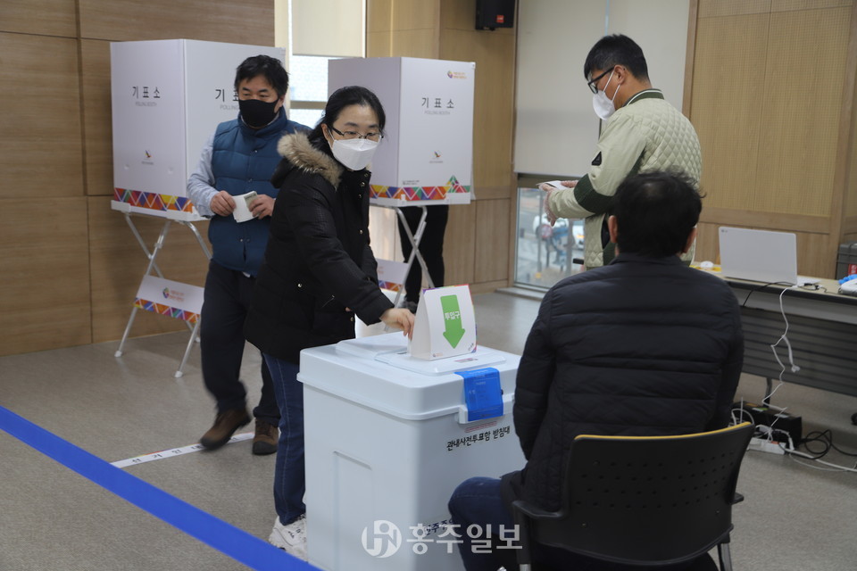 4일 홍성읍행정복지센터 2층에서도 사전투표가 진행됐다.