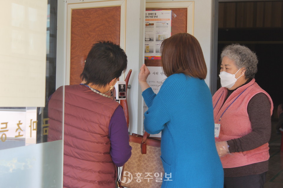 금마면 제2투표소인 금마초등학교 투표장 입구에서 한 유권자가 체온측정을 하고 있다.