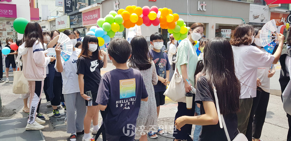 지난달 28일 명동상가 보물찾기 행사에 참가하기 위해 길게 줄을 선 사람들의 모습.