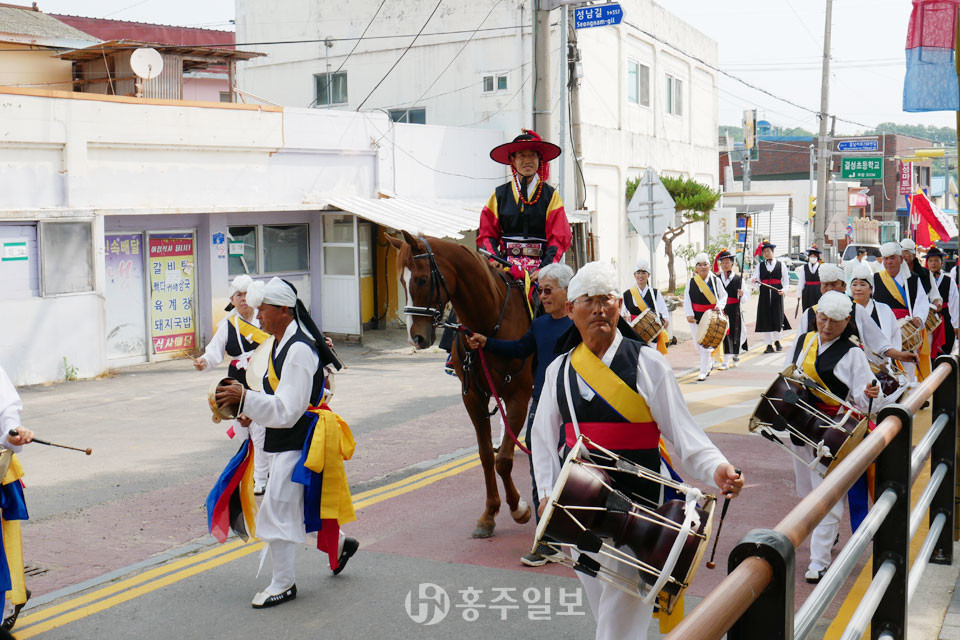 지난 4일 결성읍성 단오축제는 결성현감 부임 행차 재연으로 시작했다.