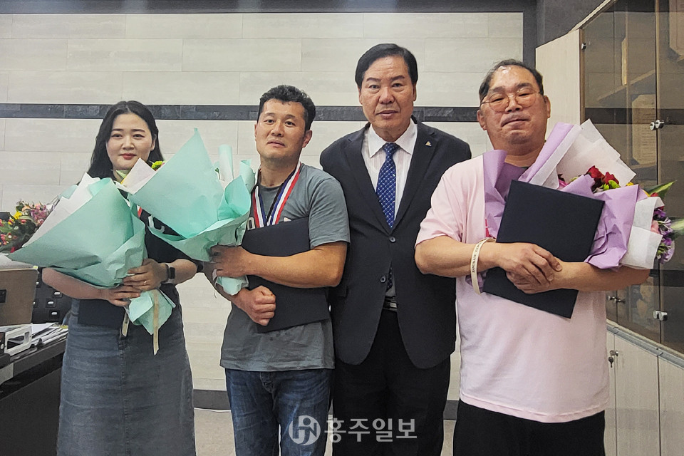 왼쪽부터 조예진 수상자, 전필성 수상자, 복천규 지회장, 강현택 수상자가 함께 기념사진을 촬영했다.