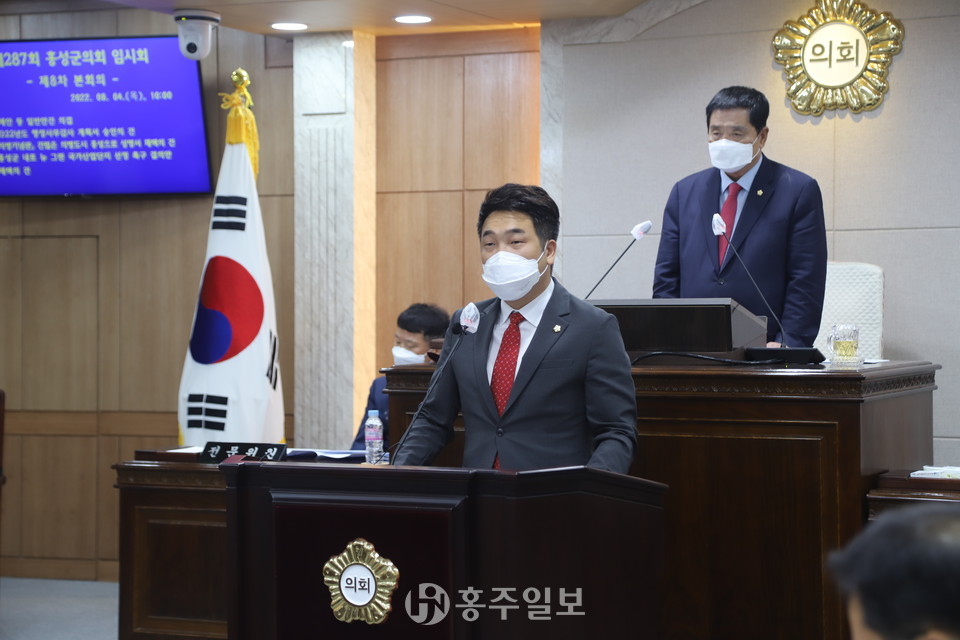 이정윤 의원의 ‘홍성군 내포 뉴그린 국가산업단지 선정 촉구’ 결의안 대표 발의 모습.