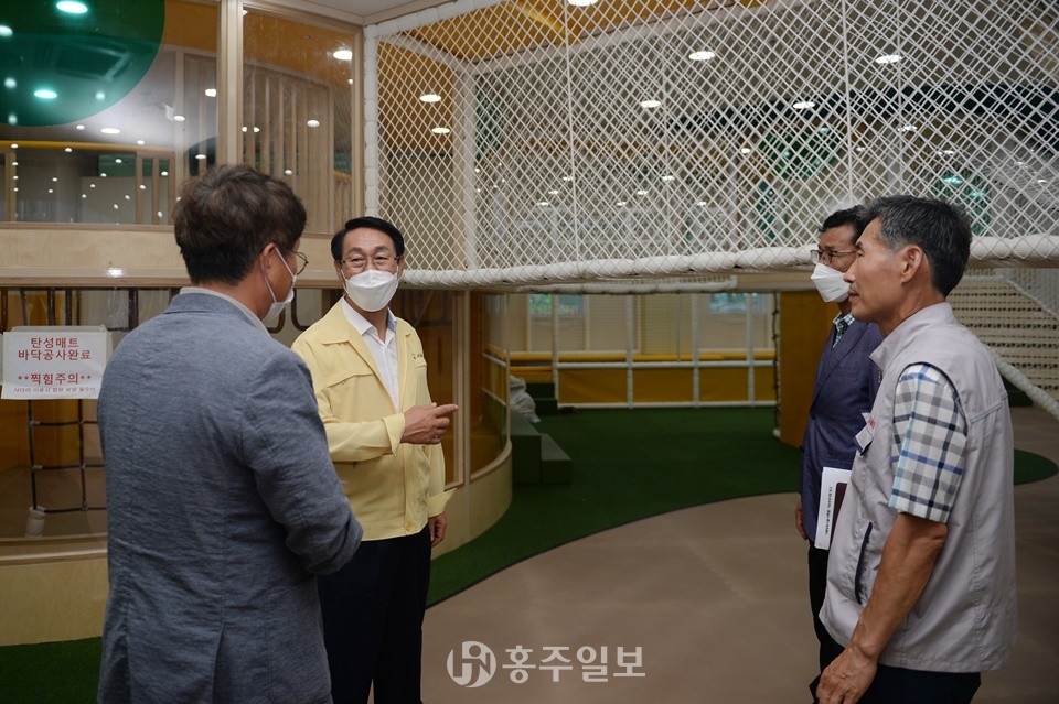 실무진에게 보고 받고 있는 이 군수의 모습