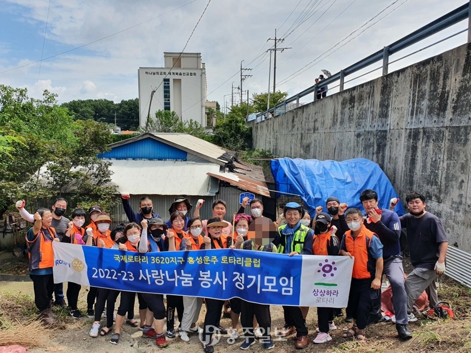 회원들이 포즈를 취하며 기념촬영을 하고 있다.