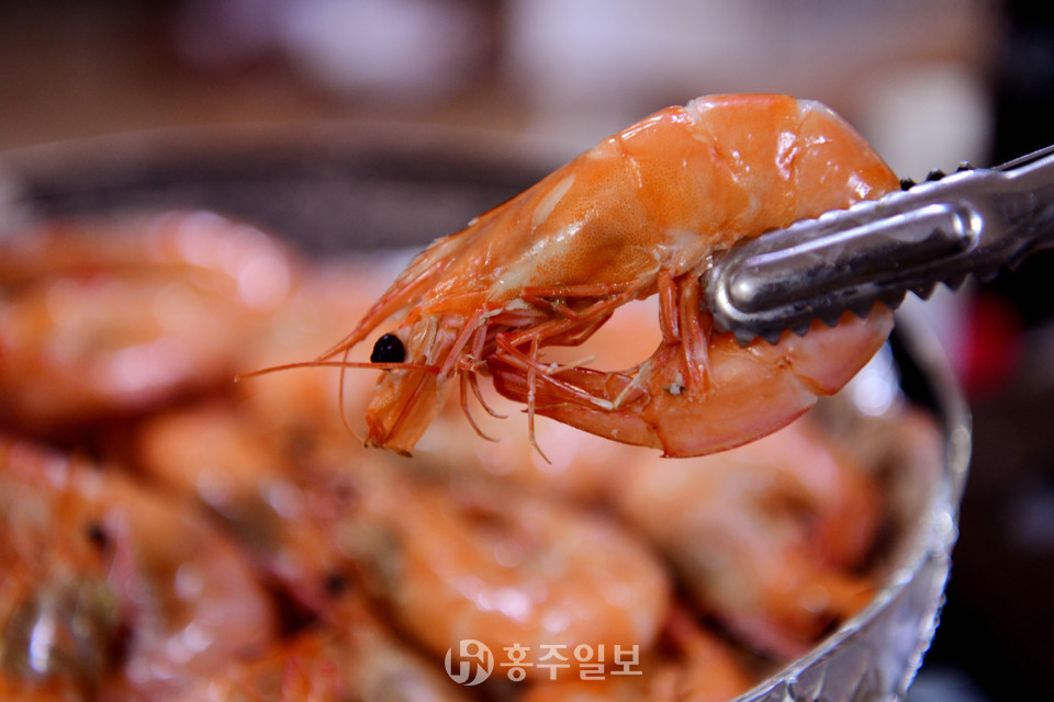 제철 맞아 잘 익은 대하.