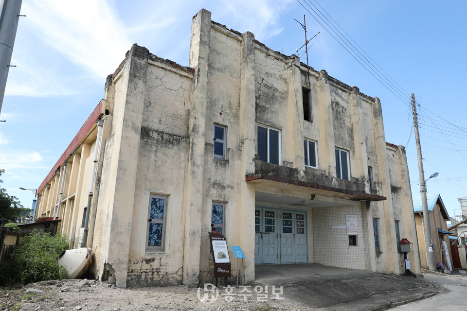 판교마을 번영의 상징이었던 ‘판교극장’.