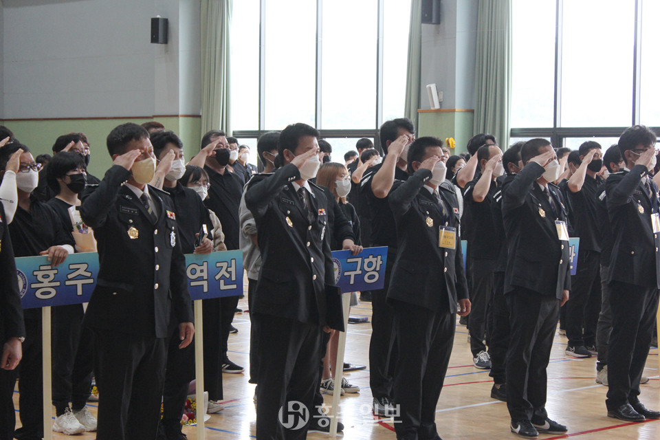 ‘단결’ 구호를 외치며 경례를 하고 있는 방범연합대원들의 모습.