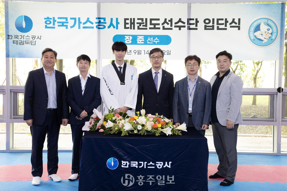 장준 선수(왼쪽에서 세 번째)가 지난 14일 한국가스공사에서 입단식을 갖고 있는 모습.