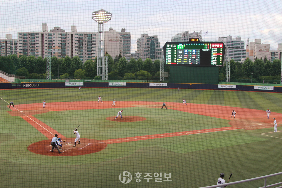 지난 13일 서울 목동야구장에서 시작된 제45회 봉황대기전국고교야구대회 1회전에서 광천고가 첫 상대인 광고 동성고와 경기를 펼치고 있는 모습.