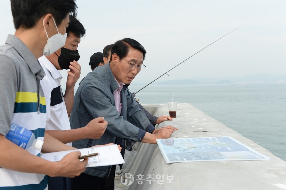 현장 시찰 중인 이용록 홍성 군수.