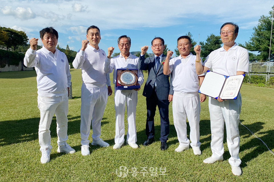 단체전에서 입상한 홍성군궁도협회 광무정 소속 궁사들.