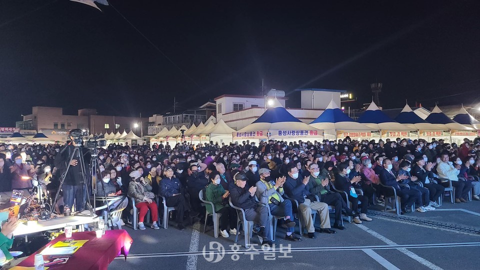 인파가 몰려 축제 분위기를 한껏 띄우고 있다.