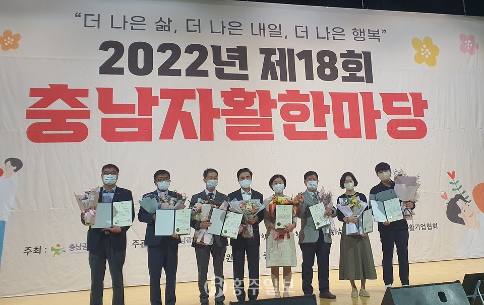 오른쪽 끝 이용준 주무관, 왼쪽에서 세번째 홍성주거복지센터 대표.