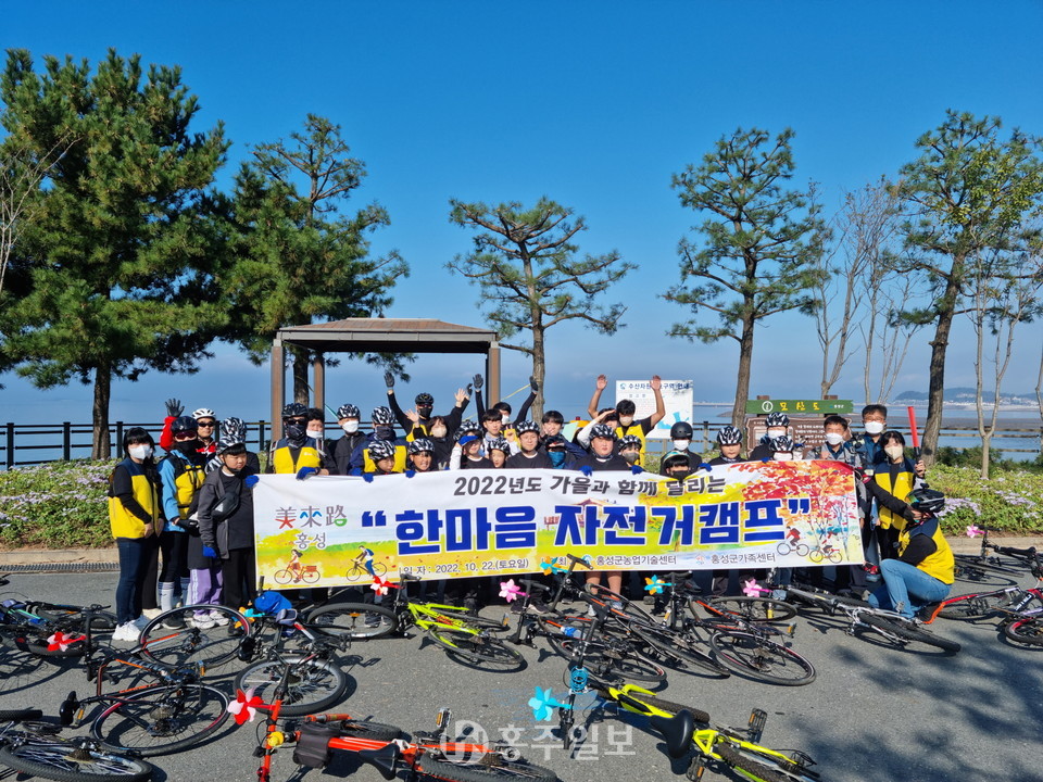 모산도 일원에서 청소년들이 기념 촬영을 하고 있다.