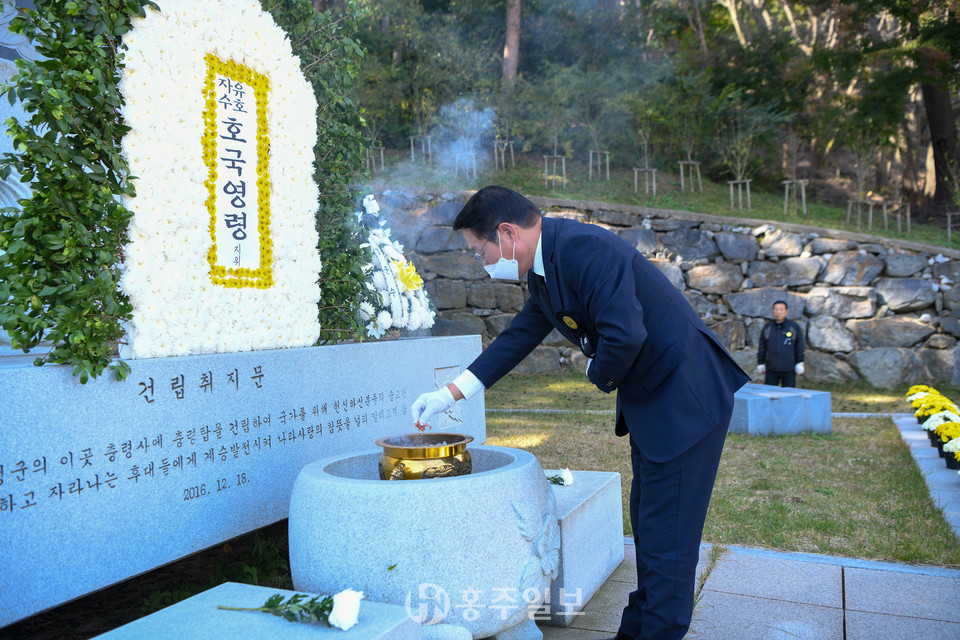 분향하고 있는 이용록 홍성군수의 모습.